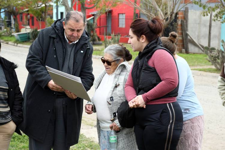 Familias de barrio Centenario renuevan los frentes de sus viviendas junto a la Municipalidad