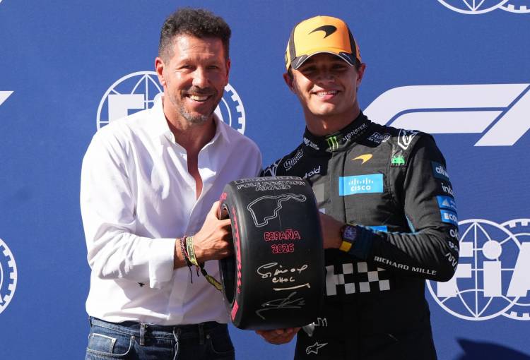 Simeone le entregó el premio por la pole position a Lando Norris en el GP de España