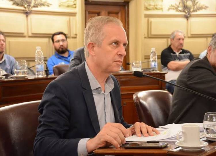 Exigen explicaciones al gobierno de Pullaro por el desvío de $57.000 millones del IAPOS