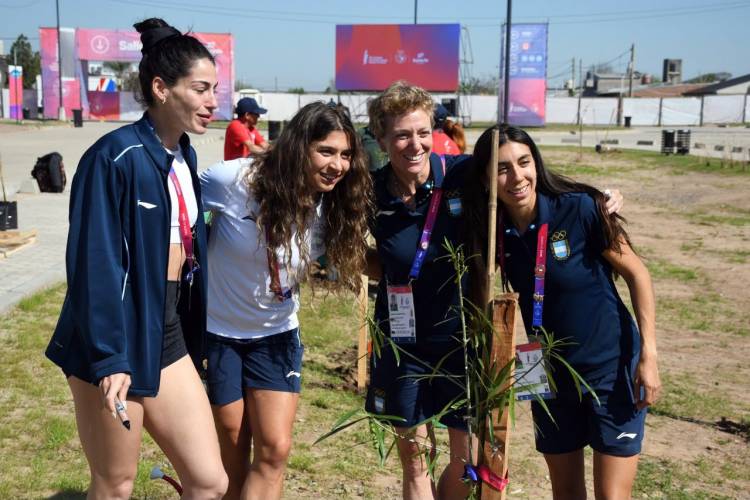 “Un árbol por atleta”: el Municipio y las delegaciones plantaron un legado ambiental en Santa Fe