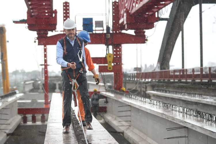 Pullaro recorrió el nuevo puente Santa Fe-Santo Tomé, que ya tiene un avance del 74 %