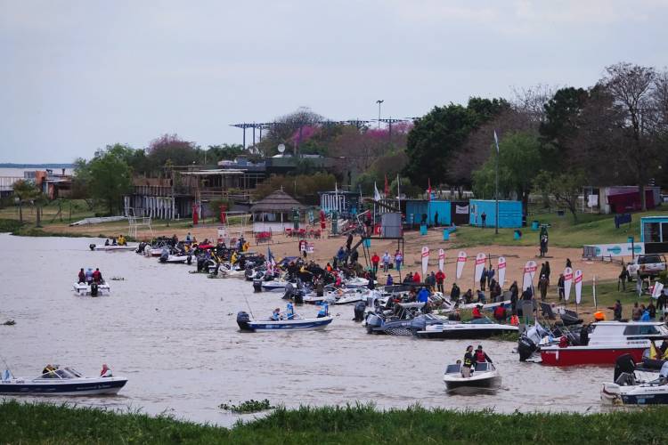 Poletti acompañó una nueva edición de Pescando en Santa Fe, que reunió a más de 450 pescadores