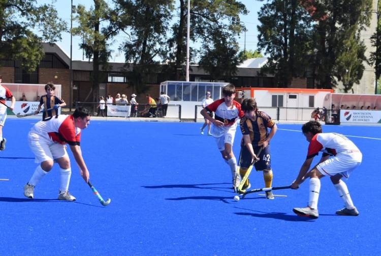 Hockey: tras los Juegos Suramericanos, la renovada cancha de la ASH ya recibe a jóvenes de toda la provincia