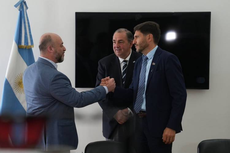Pullaro entregó a la Municipalidad de Santa Fe un aporte para adquirir una planta asfáltica que genera 50 toneladas de asfalto por hora