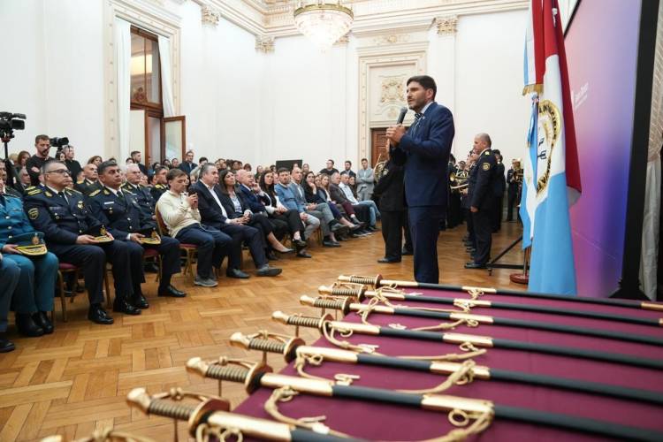 Pullaro reconoció a policías reincorporados: “Ustedes cambiaron la institución policial y el rumbo de la provincia de Santa Fe”
