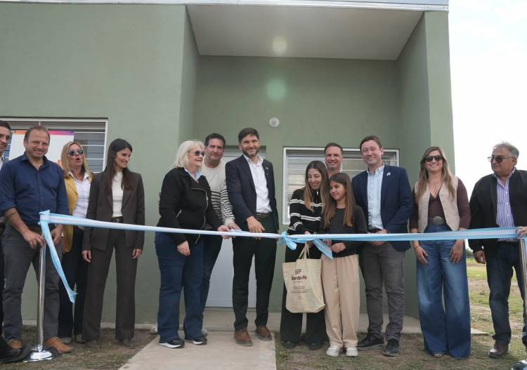 Pullaro activó planes de vivienda y entregó 39 casas en departamento San Martín: hacía casi dos décadas no sucedía