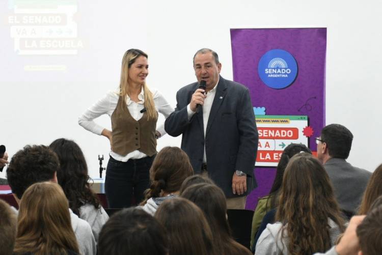 “Es importante para defender la democracia”: Poletti acompañó el programa El Senado va a la Escuela
