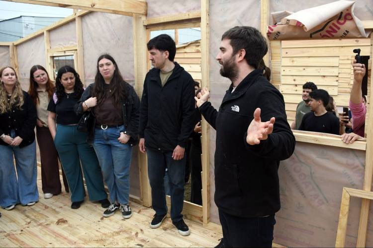 Comenzó la capacitación de voluntarios para el armado de módulos habitacionales en Alto Verde