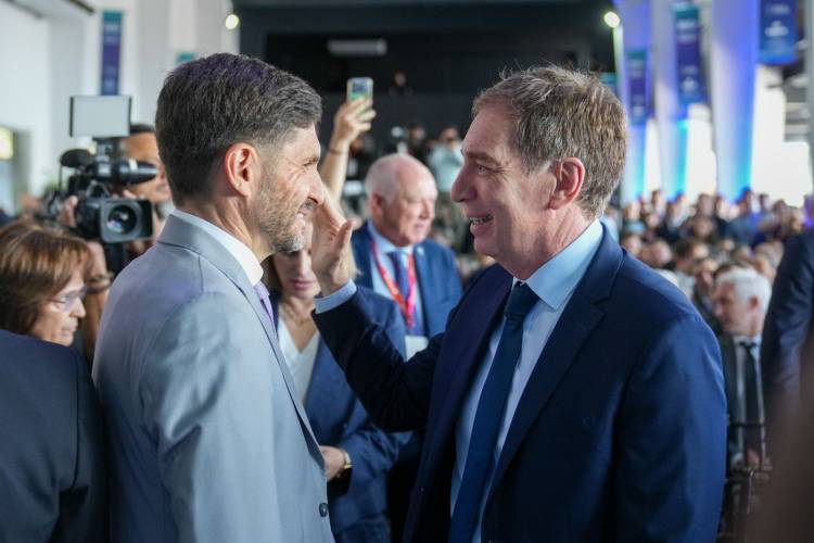 Caputo en Rosario: “Que Argentina también sea invencible”